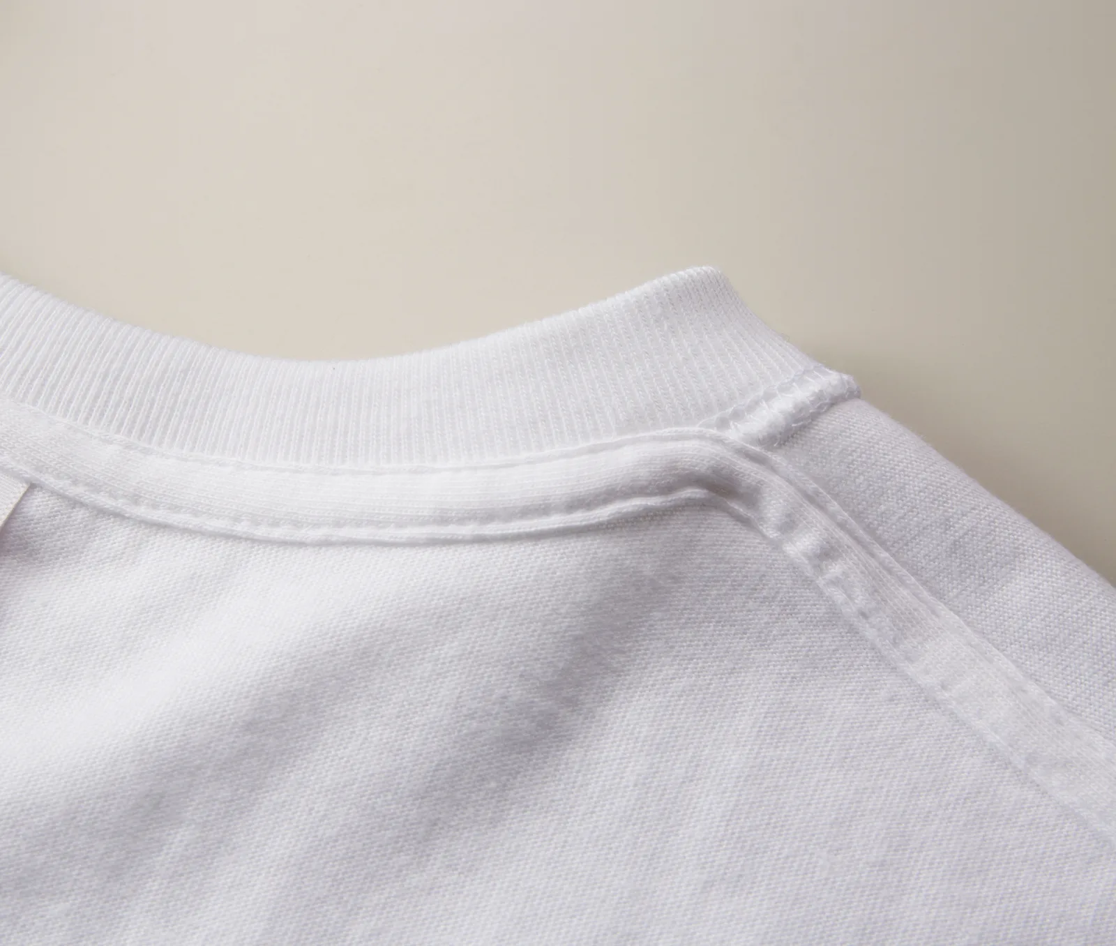 5.6オンス ハイクオリティーTシャツ 肩のタコバインダー始末