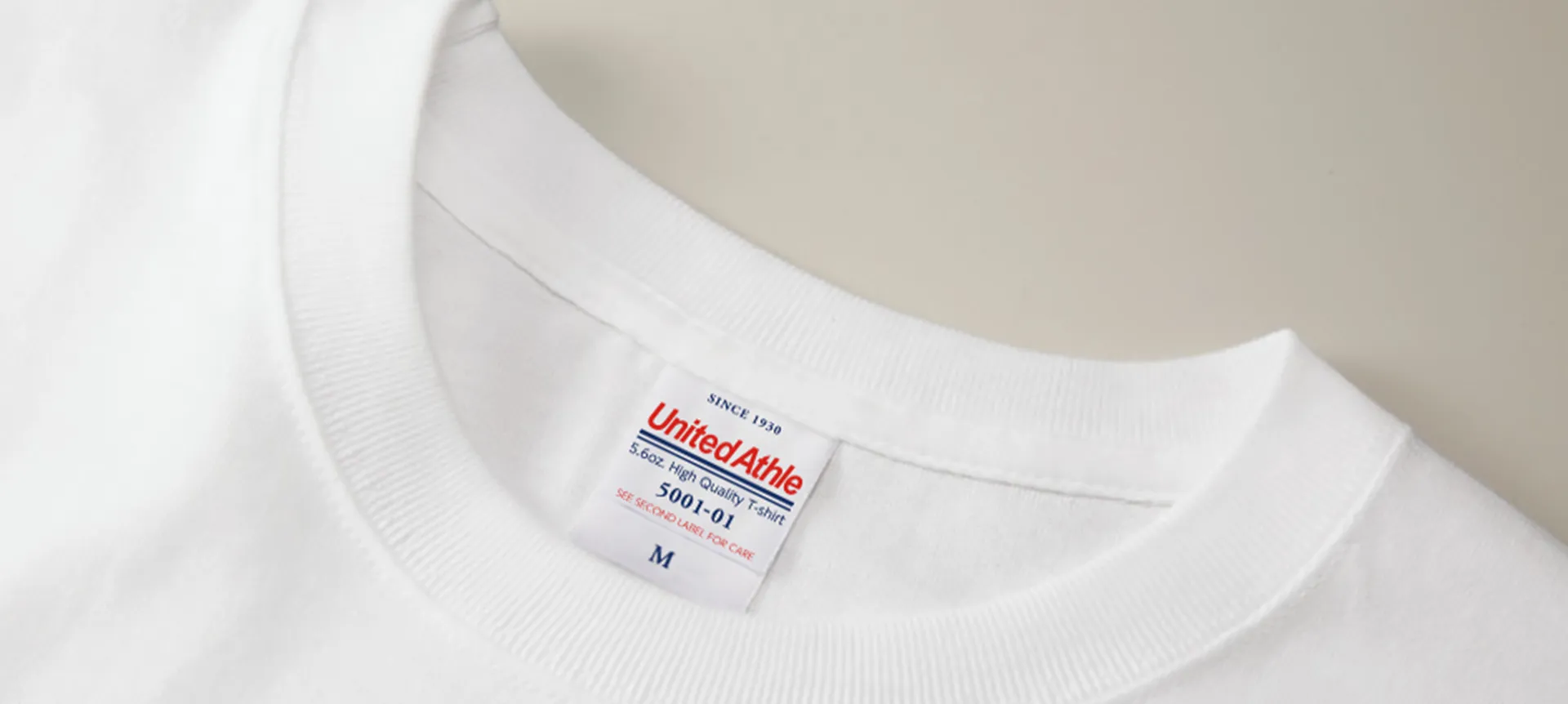 5.6オンス ハイクオリティーTシャツの首元。ダブルステッチの首リブとUnited Athleのネーム