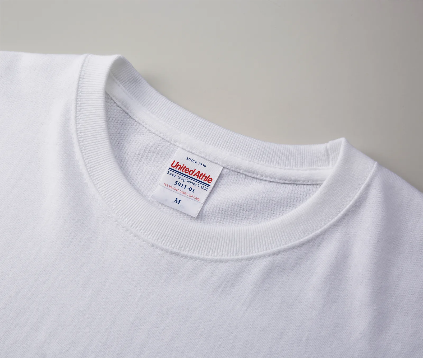 5.6オンス ロングスリーブTシャツ（1.6インチリブ） 首リブのダブルステッチ