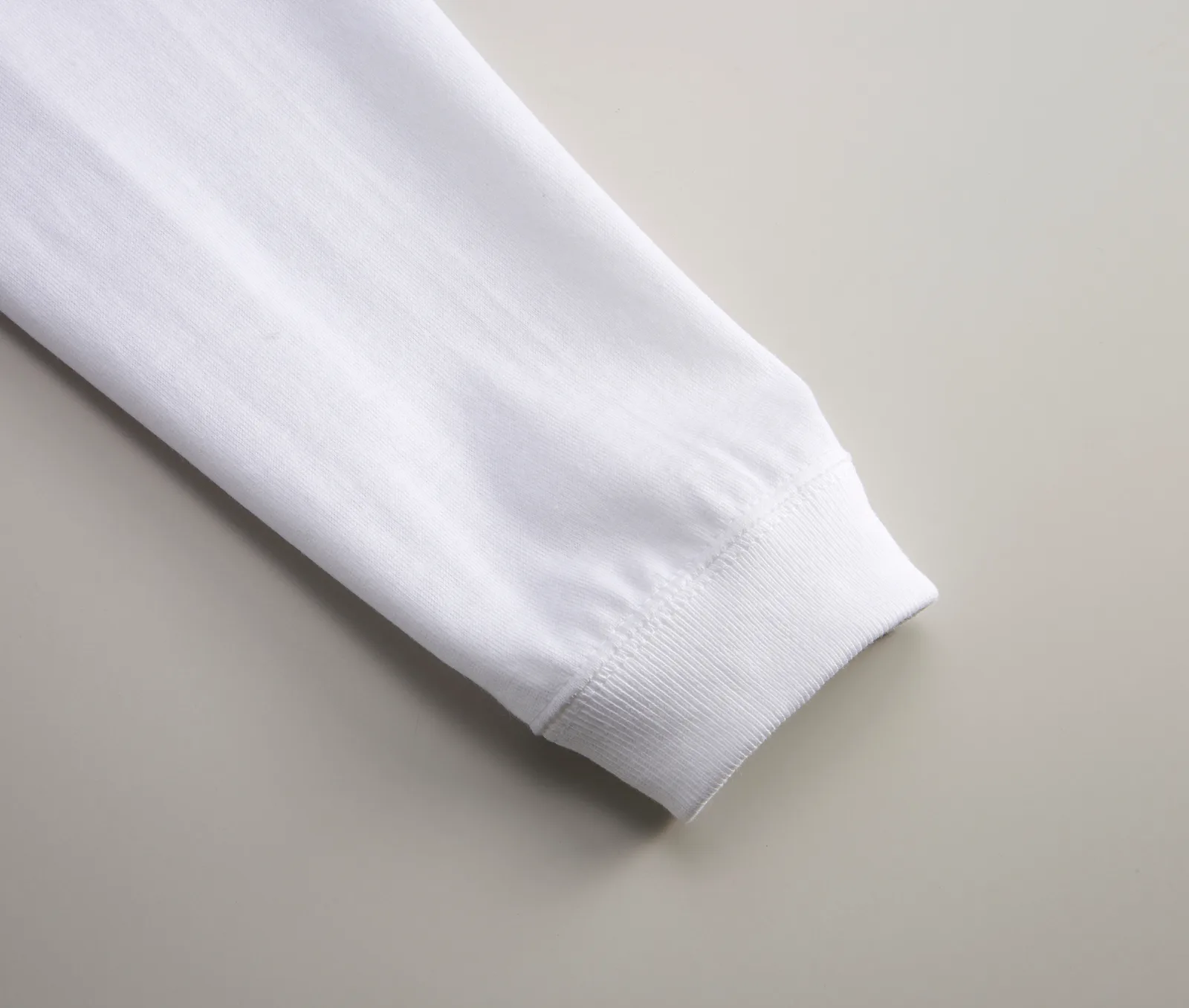 5.6オンス ロングスリーブTシャツ（1.6インチリブ） 1.6インチの袖口リブ