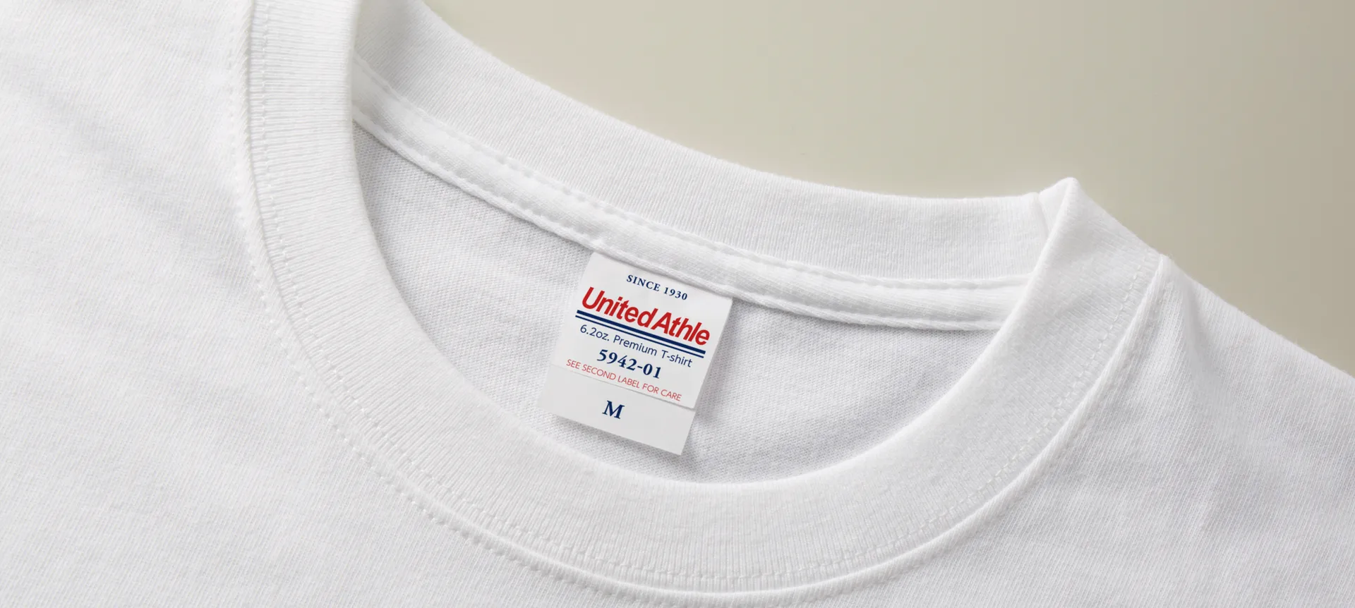 6.2オンス プレミアムTシャツの首元。ダブルステッチの首リブとUnited Athleのネーム