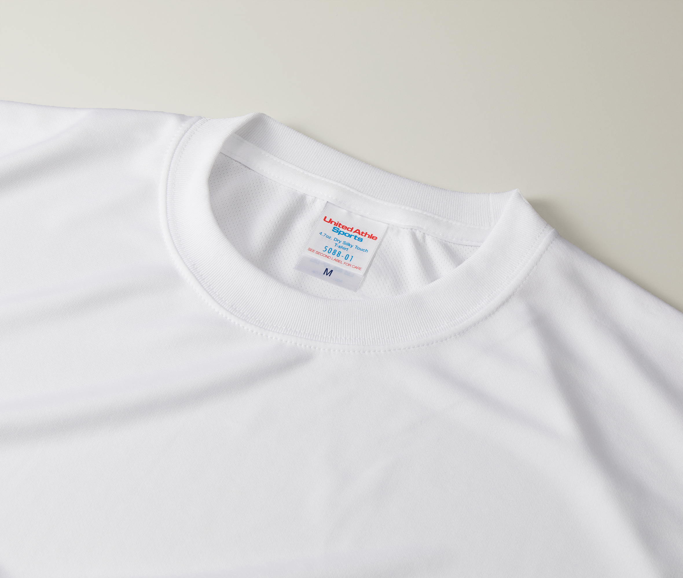 4.7オンス ドライシルキータッチTシャツ 首まわりの縫製ディテール