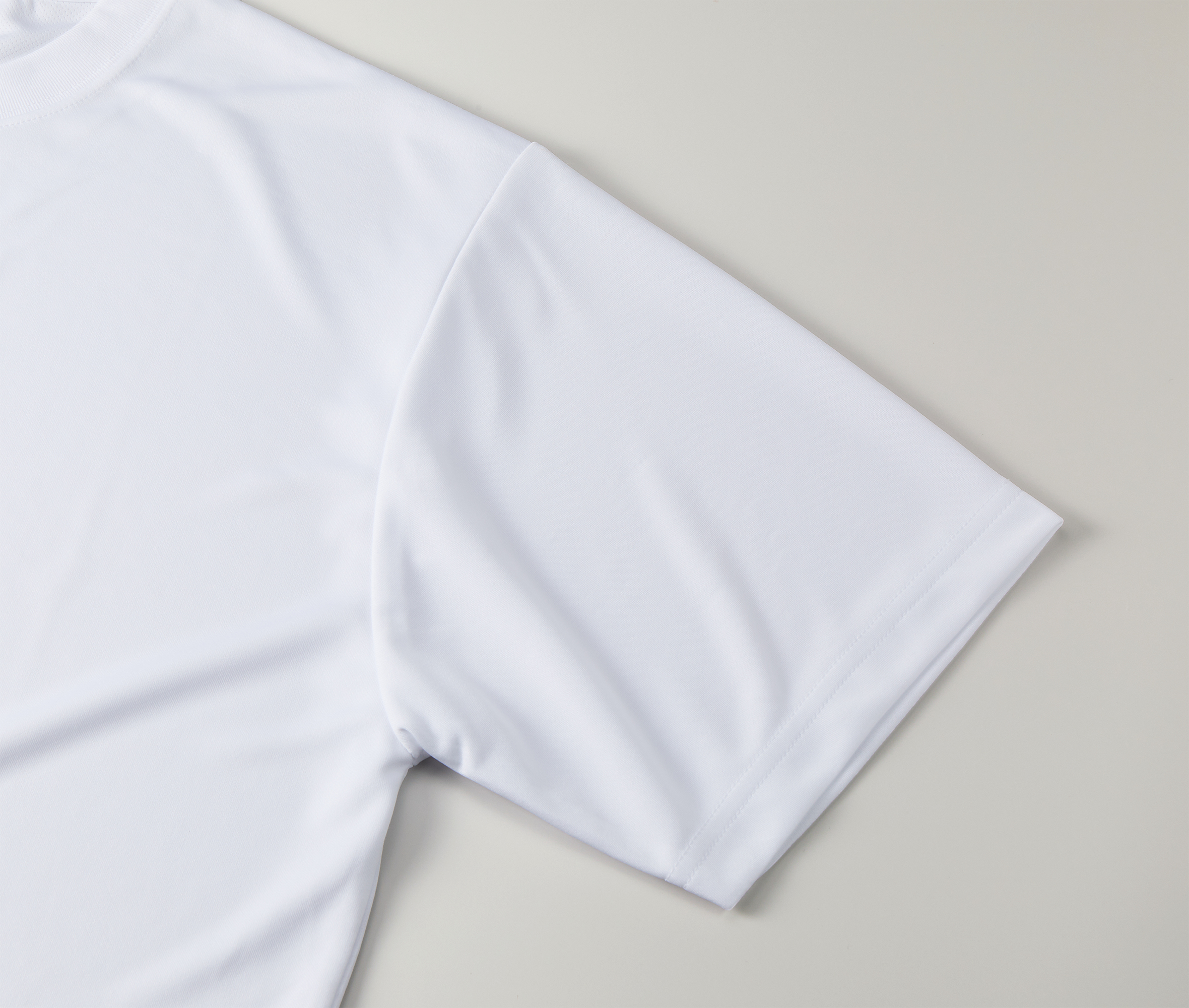 4.7オンス ドライシルキータッチTシャツ 袖口の縫製ディテール
